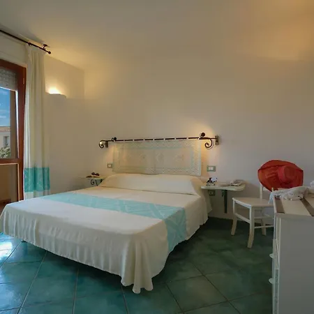 Borgo Saraceno Hotel-residence מלון סנטה טרזה גאיורה